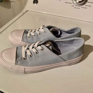 Size 7 light blue Converse